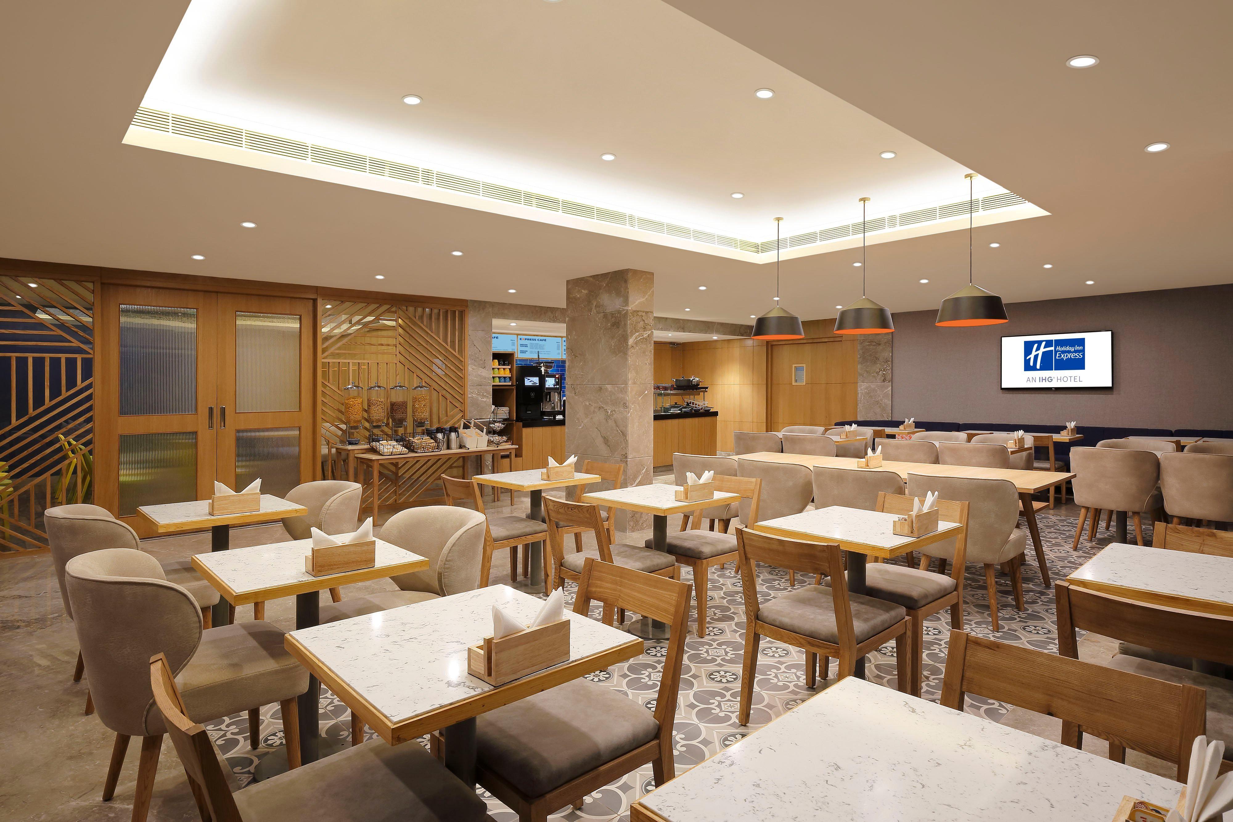 Holiday Inn Express Ahmedabad Prahlad Nagar By Ihg Экстерьер фото